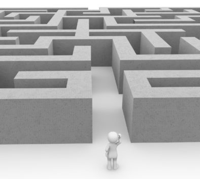 Kuvituskuva. Hahmo etsii tietään strategisessa labyrintissa. Kuva: Pixabay