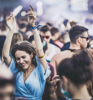 Nainen tanssii festivaaliyleisössä.