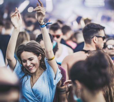 Nainen tanssii festivaaliyleisössä.