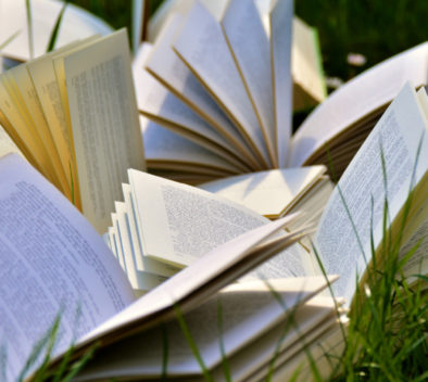 Avonaisia kirjoja nurmikolla.